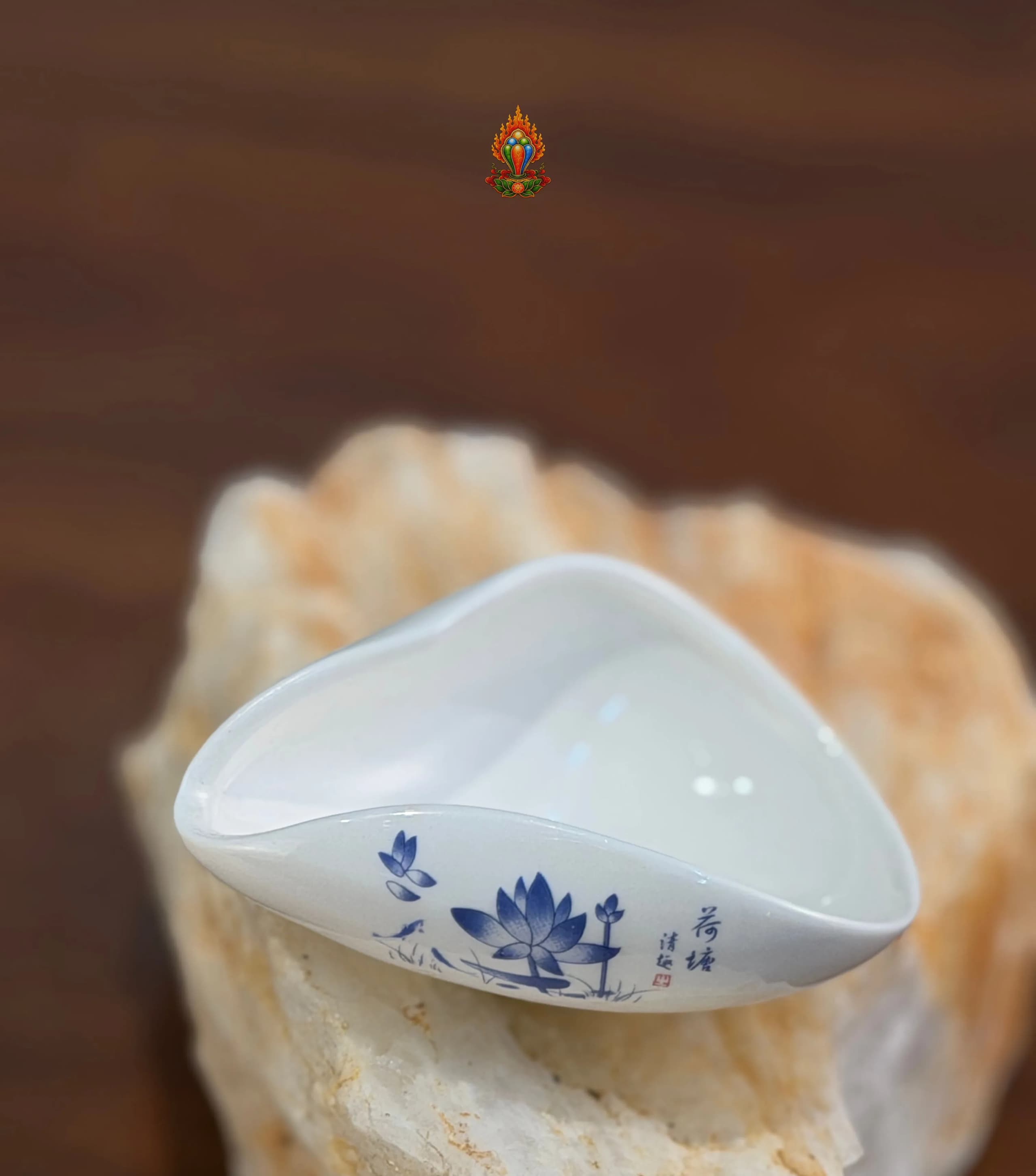 CUNG NHÃN TRÀ SỨ VẼ SEN XANH
